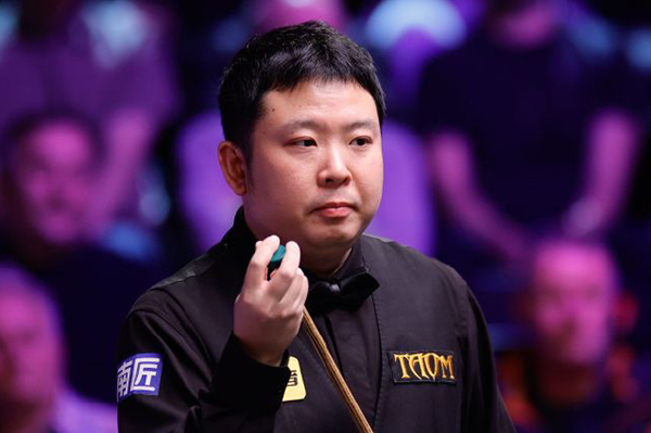 北京时间12月2日凌晨，2025斯诺克英锦赛正赛首轮继续在英国约克进行。一场焦点对决中，中国选手张安达在3-5落后的绝境下连救两个赛点，最终以6-5逆转15号种子加里·威尔逊，惊险闯入16强；1/8决赛他将与同胞赵心童上演“中国德比”。 比赛进程：五度平分，决胜局才见生死 开局互探：威尔逊打出单杆58分先声夺人，张安达随即回敬单杆87分、73分，以2-1反超。 中场胶着：第四局威尔逊多次上手扳平比分；休息归来他又凭借单杆52分、65分、91分，一度5-3拿到赛点。 绝境反击：背水一战的张安达先以83-35挽救一个赛点，第10局再轰单杆77分，5-5把比赛拖入决胜局。 决胜时刻：第11局两人均谨慎防守，威尔逊长台失准留下破绽，张安达上手打出单杆56分，最终以65-15锁定胜局，完成6-5绝杀。 数据盘点 张安达：全场3杆50+（87、73、77），1杆制胜，防守成功率78%。 加里·威尔逊：4杆50+（58、52、65、91），进攻火力略占优，但关键局失误致命。 赛后声音 张安达坦言：“3-5落后时我没想太多，只想把每一杆防守做好。最后能赢下来有些运气，但也证明坚持是有回报的。”谈到下轮与赵心童的“内战”，他希望“两人都能发挥出最好水平，为观众奉献精彩比赛”。 下一轮对阵 张安达 vs 赵心童（16进8，时间待定）。随着这场胜利，本届英锦赛已有斯佳辉、吴宜泽、庞俊旭、<a href=/tiyuquanbu/dingjunhui/ target=_blank class=infotextkey>丁俊晖</a>、赵心童、张安达共6名中国选手跻身16强，刷新历史最佳战绩。