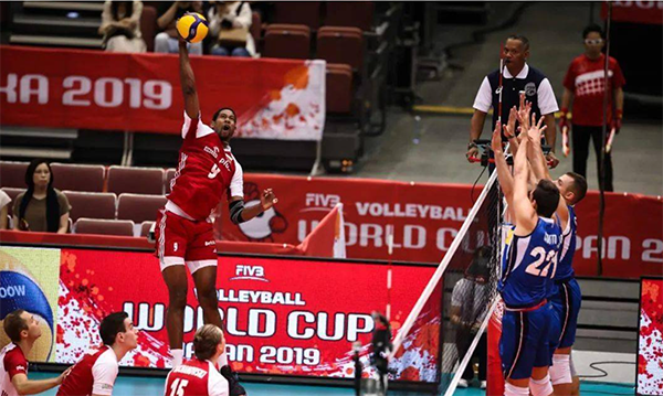 波兰悍将吐槽世俱杯与队友一张床，球迷投票：支持一起睡