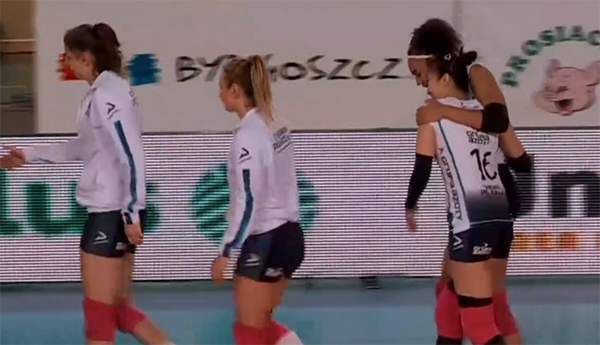 留洋首秀！丁霞迎历史性时刻，替补1分新东家全胜，搂队友离场